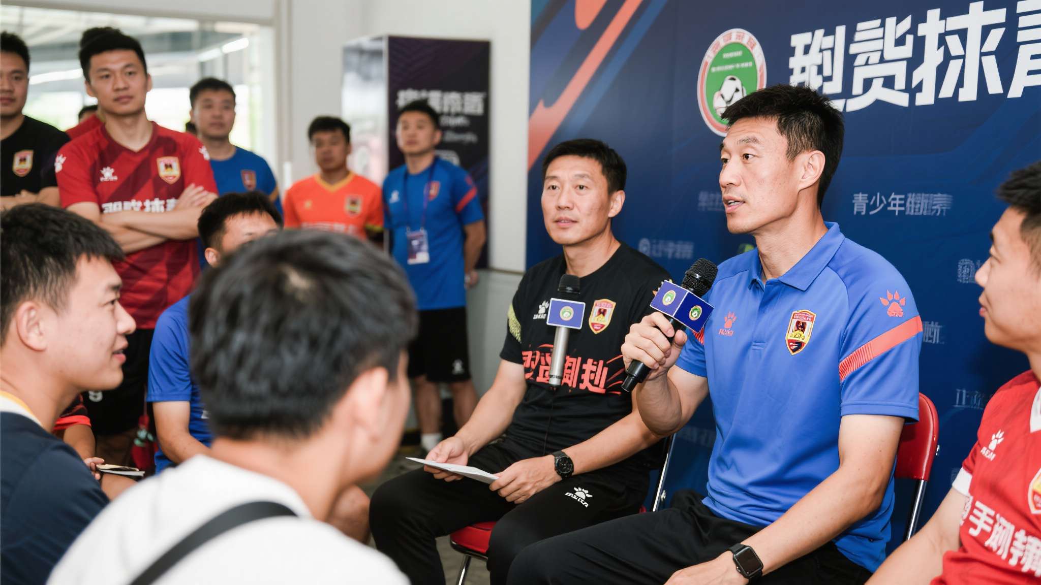 百余名球迷探营亚泰基地 主帅阎峰:年轻球员成长需要时间,请允许他们犯错